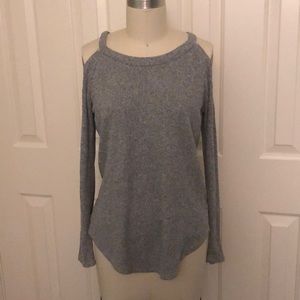 No-shoulder gray light weight sweater
